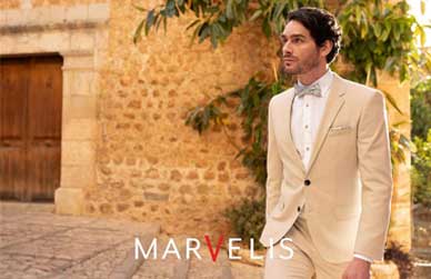 MARVELIS Herrenhemden – stilvoll, modern und hochwertig für festliche Anlässe Herrenoutfit mit MARVELIS Hemd und Fliege – eleganter Look in heller Festgarderobe vor mediterraner Kulisse