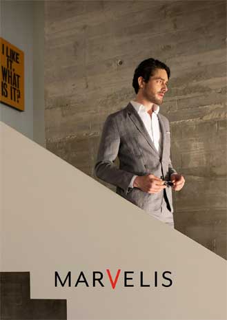 MARVELIS Hemden – klassisch weiß, modern kombiniert für Beruf und Alltag Eleganter Business-Look mit weißem MARVELIS Hemd und grauem Anzug – moderner Stil in urbaner Architektur